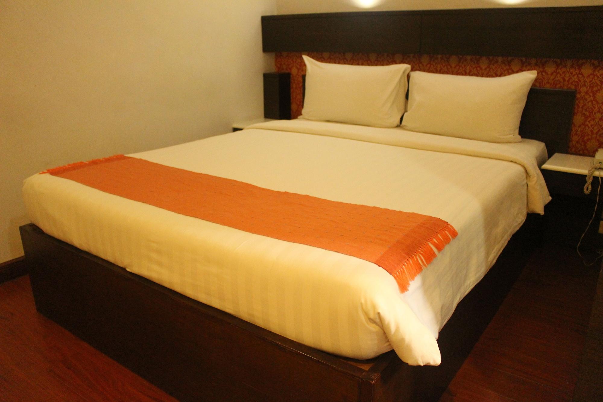Suvarnabhumi Suite Hotel Банкок Екстериор снимка