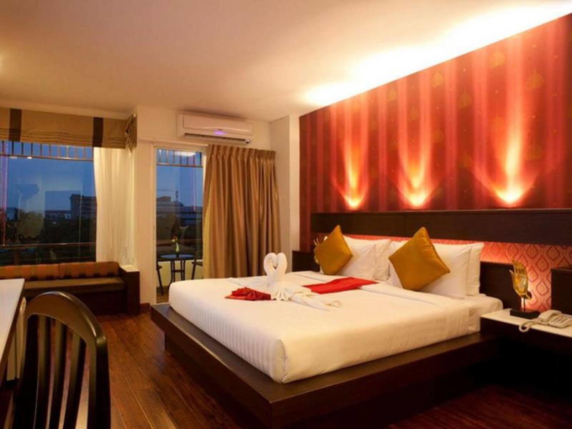 Suvarnabhumi Suite Hotel Банкок Екстериор снимка